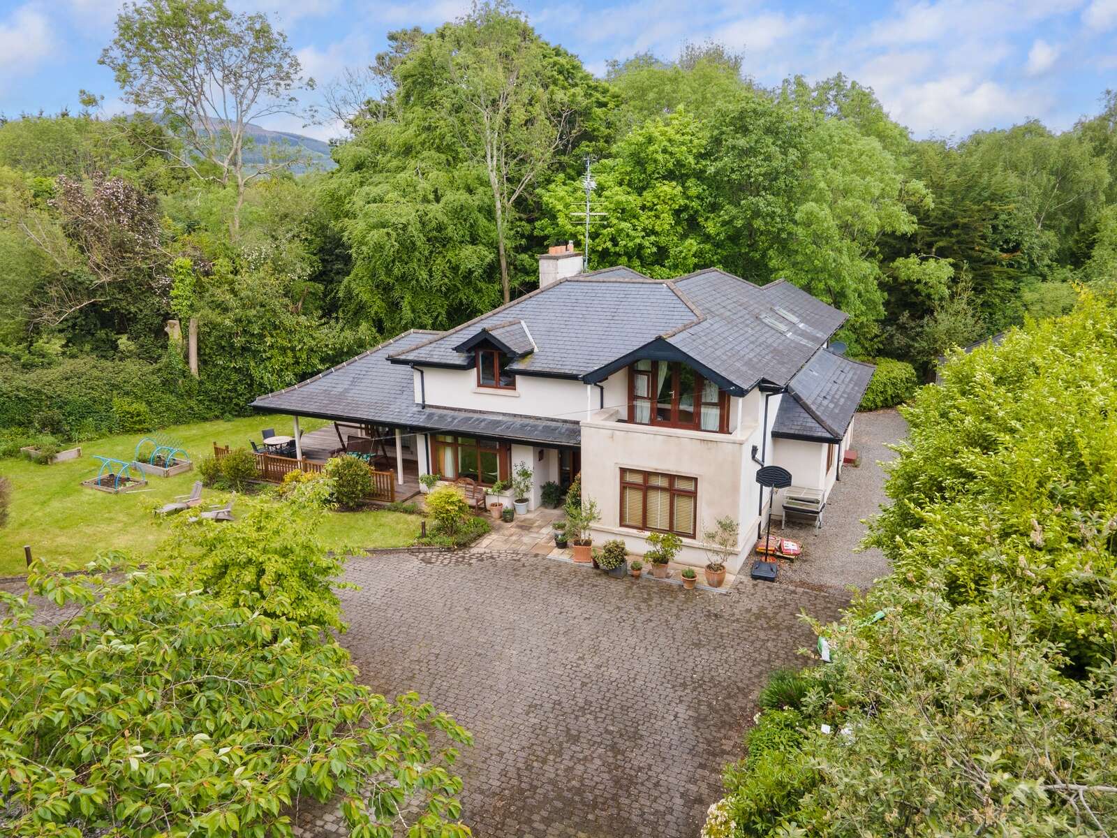 On the market: Detached houses with great summer gardens - Vimarsana News
