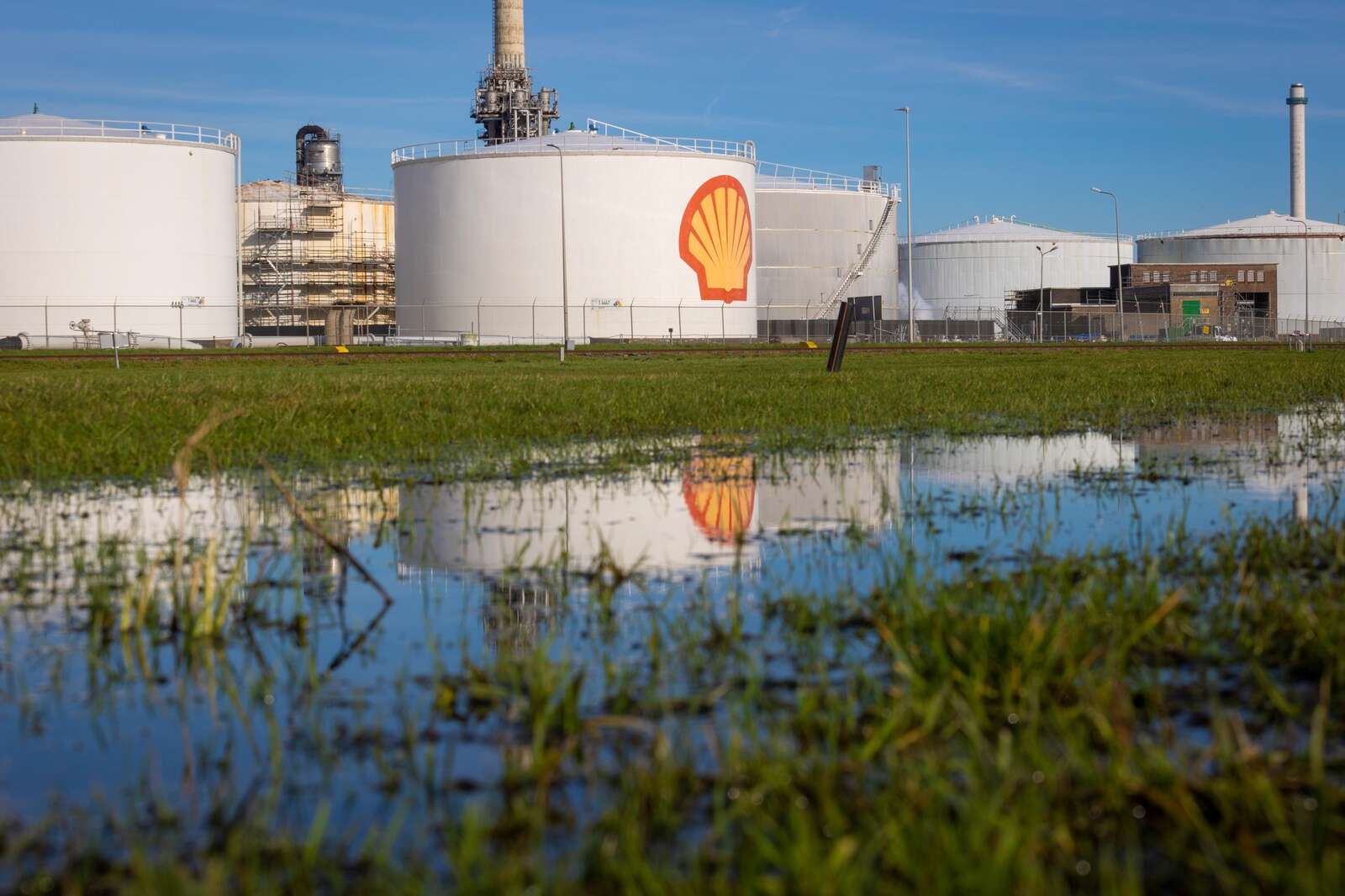 Shell maintains buyback by borrowing more as it reports profit drop ...