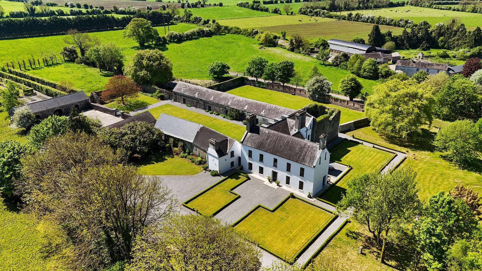 Queen Anne-style castle with medieval roots and classic good taste hits the market for under €1m - Vimarsana News