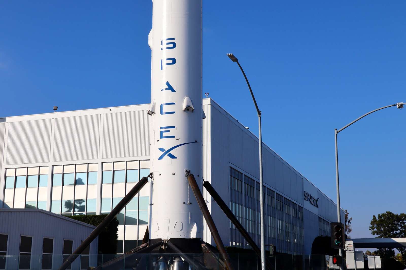 Retail investors are building a SpaceX war chest